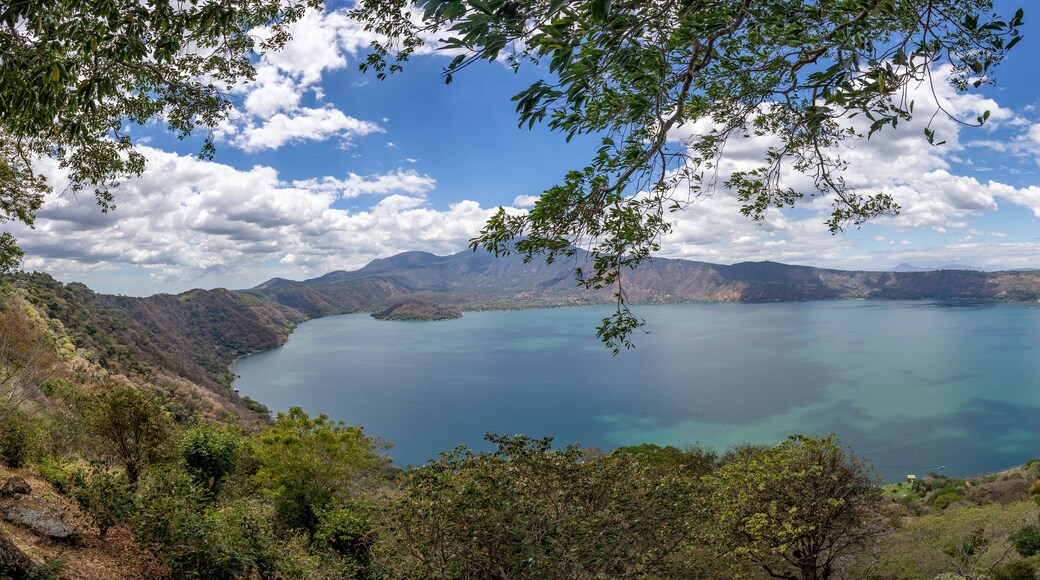 El lago Coatepeque es un lago de origen volcánico, situado a 18 km al sur de la ciudad de Santa Ana en el municipio de El Congo en san salvador