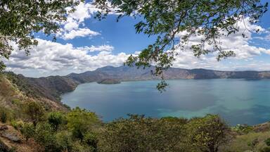 El lago Coatepeque es un lago de origen volcánico, situado a 18 km al sur de la ciudad de Santa Ana en el municipio de El Congo en san salvador