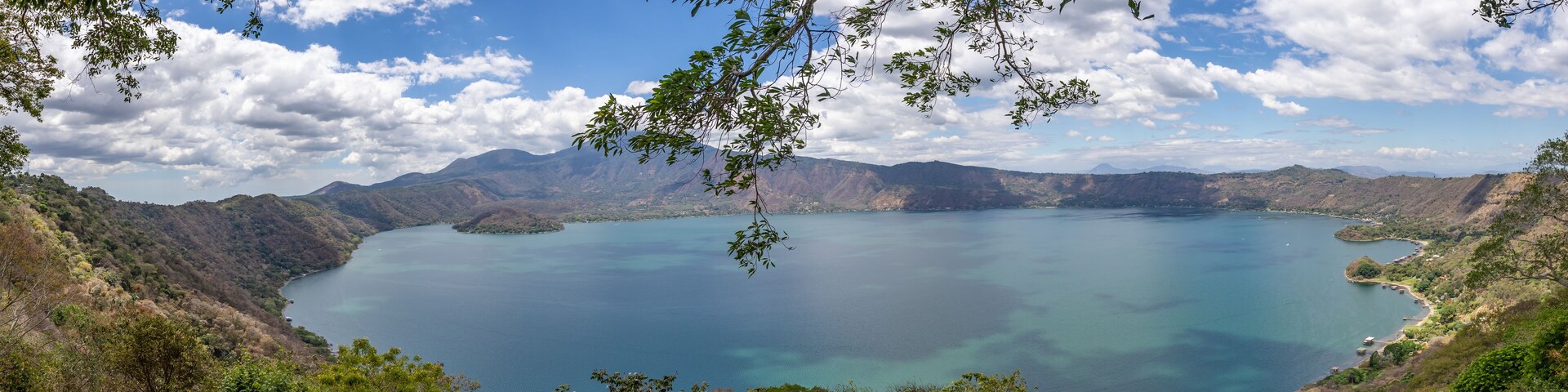 El lago Coatepeque es un lago de origen volcánico, situado a 18 km al sur de la ciudad de Santa Ana en el municipio de El Congo en san salvador