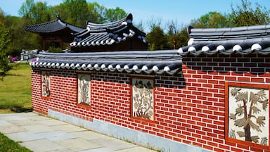 Un edificio de estilo coreano tradicional con tejados de tejas y paredes de ladrillo.