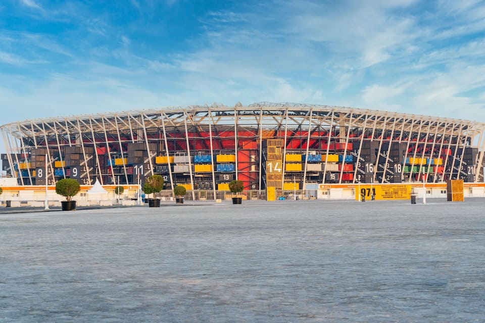 Un grand stade doté d’une structure métallique et de sections numérotées.