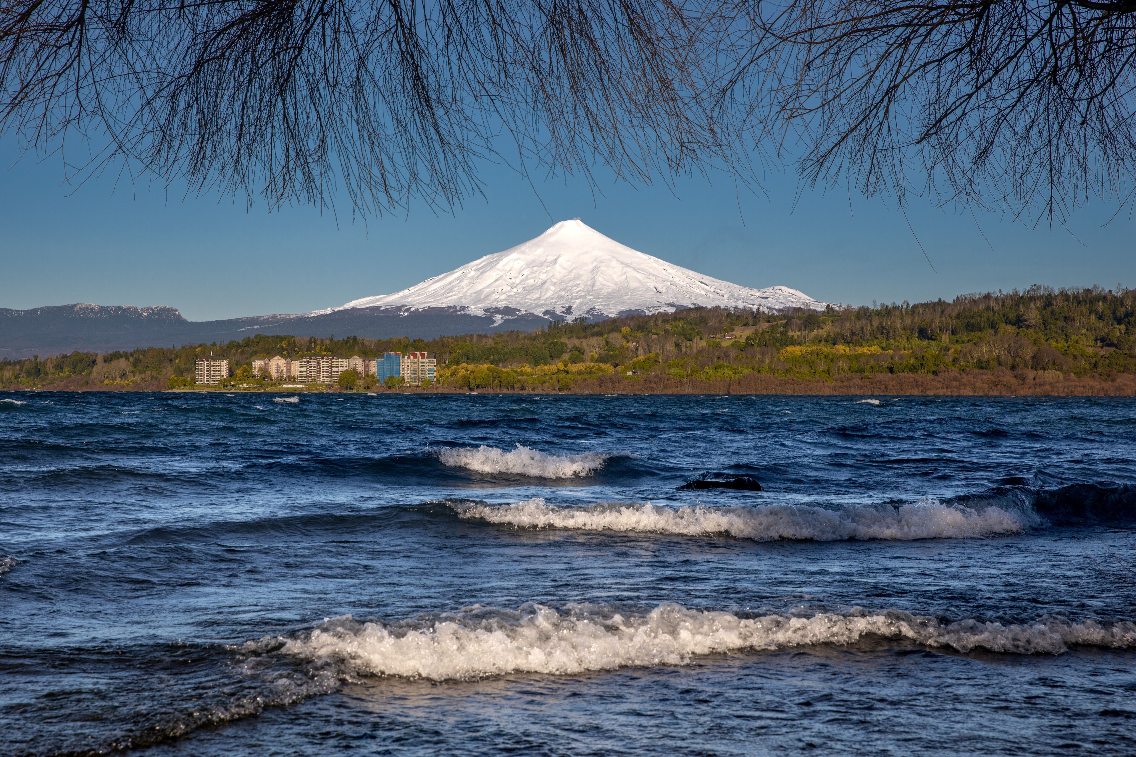 Vista del Volcán Villa Rica desde las playas del lago Villa Rica en Chile.
