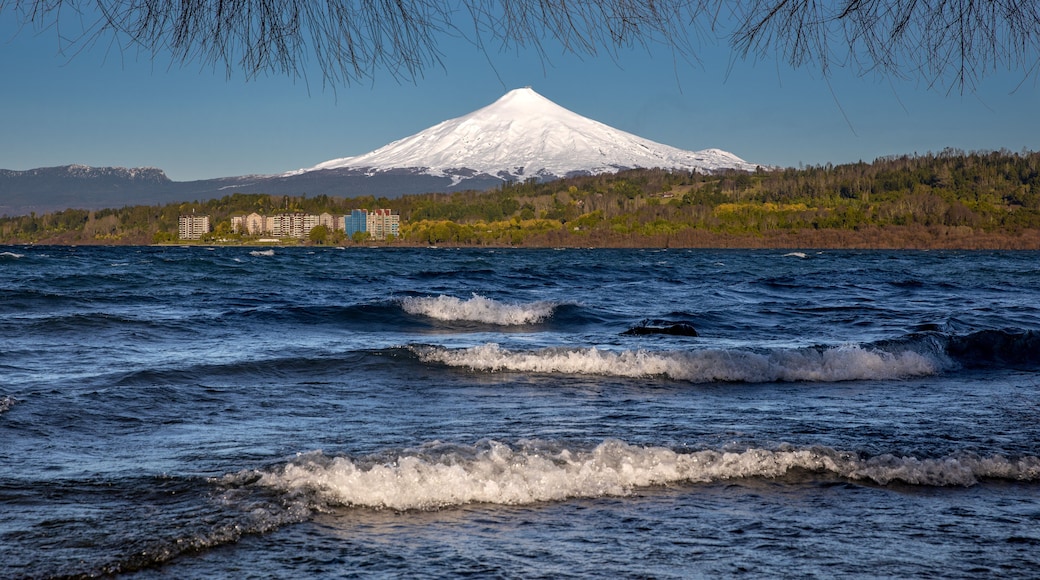 Vista del Volcán Villa Rica desde las playas del lago Villa Rica en Chile.