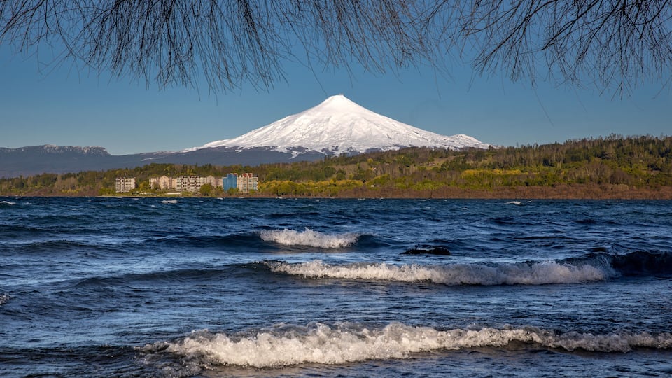 Vista del Volcán Villa Rica desde las playas del lago Villa Rica en Chile.