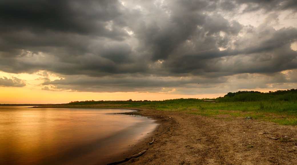 A beautiful sunset on Saylorville lake near Des Moines, Iowa