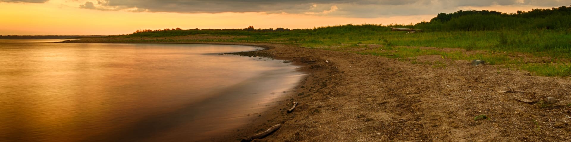 A beautiful sunset on Saylorville lake near Des Moines, Iowa