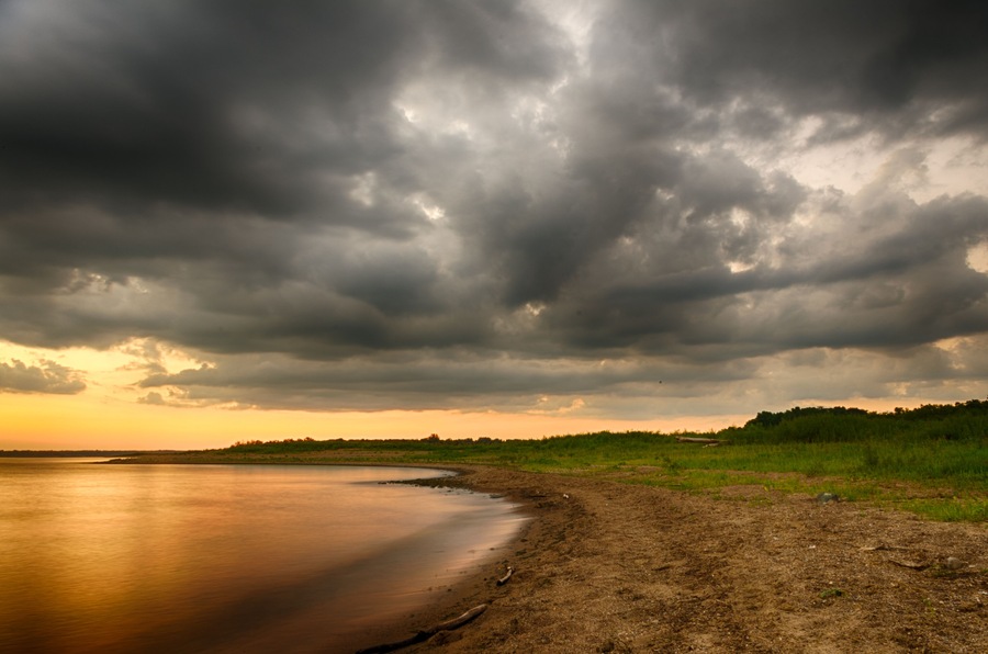 A beautiful sunset on Saylorville lake near Des Moines, Iowa