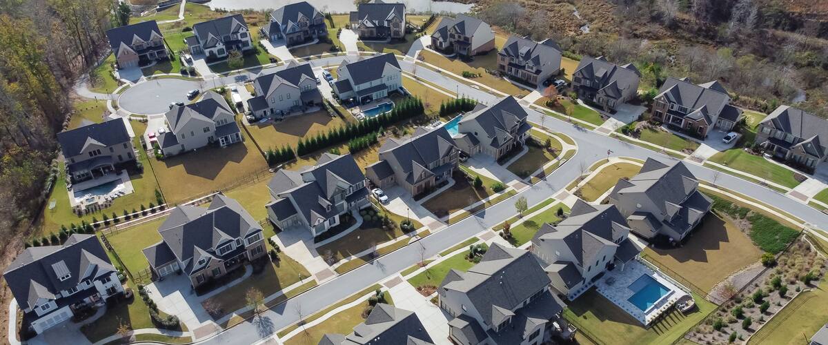 Double cul-de-sac in peaceful subdivision neighborhood row of new development two story house with swimming pool and well trimmed yards suburbs Atlanta, Georgia, USA