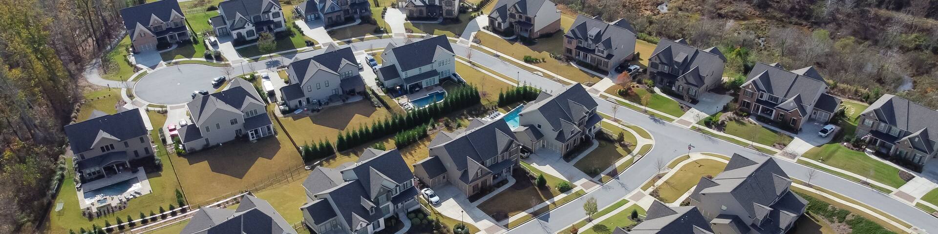 Double cul-de-sac in peaceful subdivision neighborhood row of new development two story house with swimming pool and well trimmed yards suburbs Atlanta, Georgia, USA