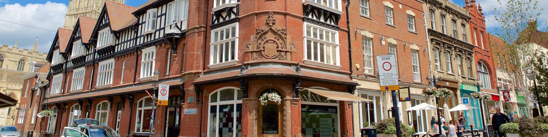 Gloucester som viser historiske bygningsværker, en by og gadeliv