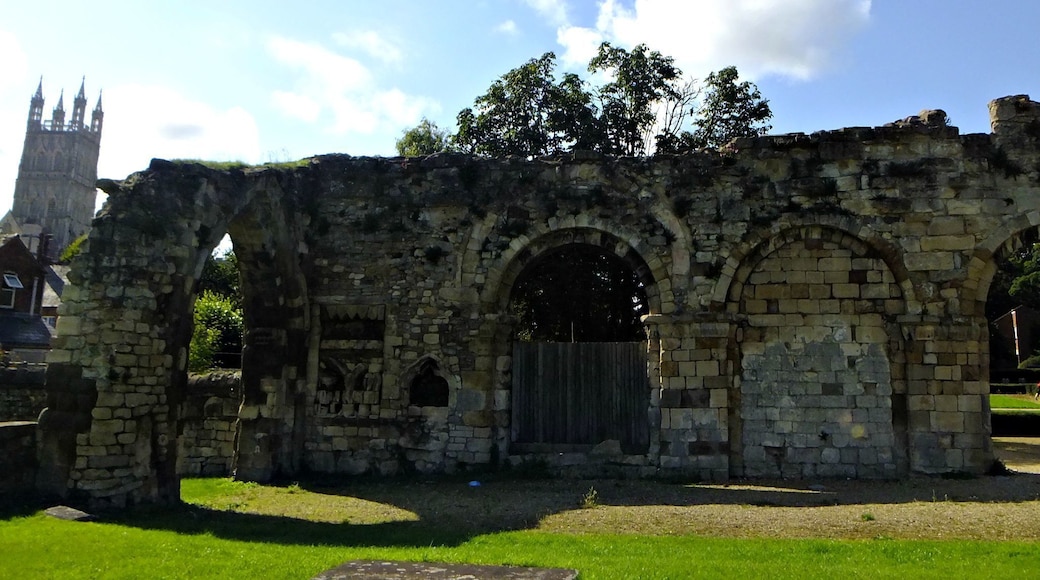 This is the remains of the St Oswald Anglo-Saxon Church built around 900 AD in Gloucester. Gloucester Cathedral appears in the background. #Gloucester #Cathedral #history #church