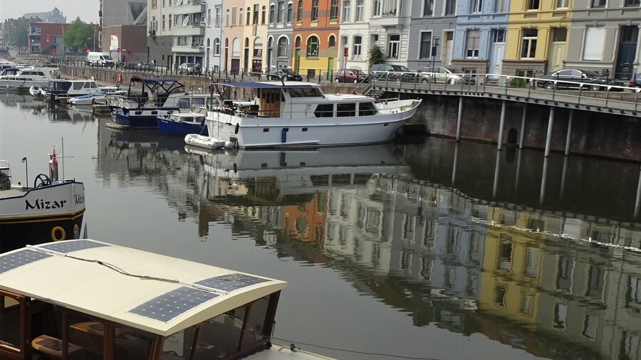 Ganda, as Ghent was originally called, arose at the confluence of the Leie (Lys) and the Schelde (Scheldt). On that site there is now a marina for passing boat traffic: “Portus Ganda”. The Lower Scheldt has today been restored to its former glory. Bridges and parks, cosy pavement cafés and a wonderfully restored art deco swimming pool all make up one of Ghent’s beautiful (new) little corners.