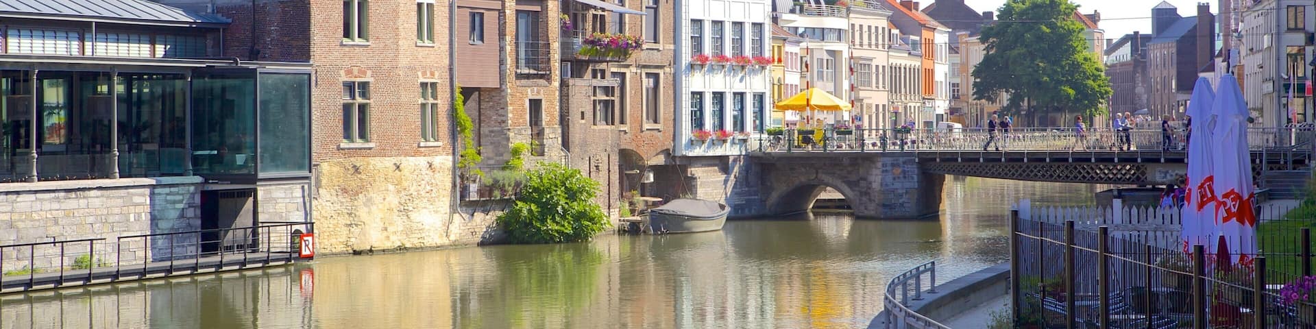 Gante que incluye arquitectura patrimonial, una pequeña ciudad o aldea y un río o arroyo