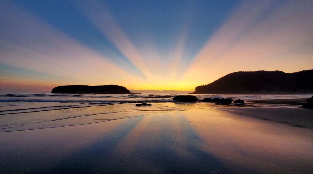 When the sun explodes in the sky for one of the most incredibly beautiful sunsets ever. #adventure #pnw #nofilter