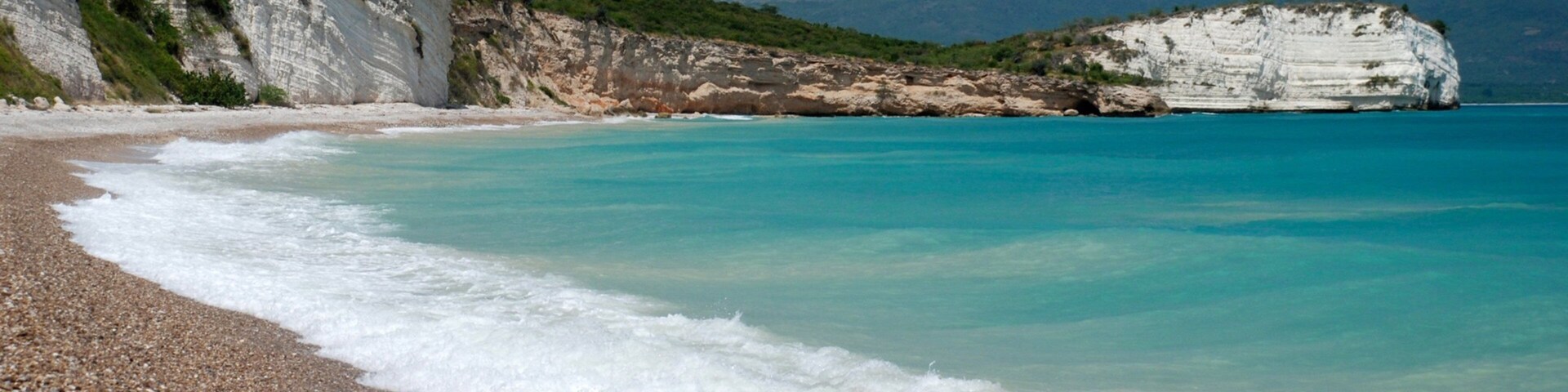 Haití ofreciendo una playa de guijarros y litoral accidentado