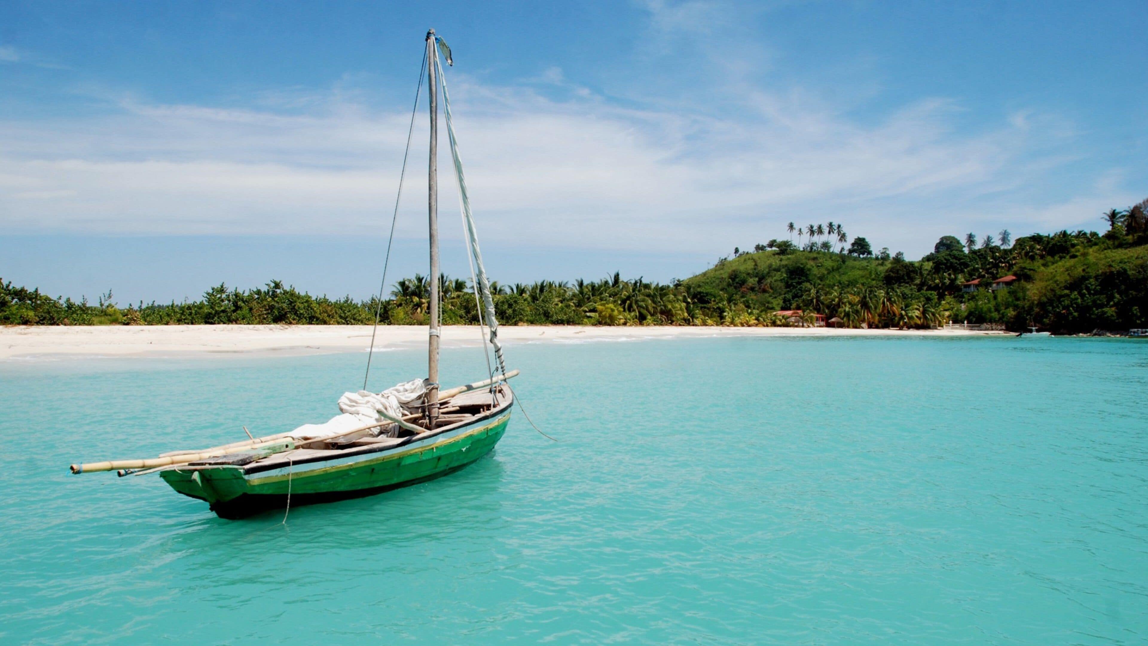 Haití que incluye una playa y una bahía o un puerto