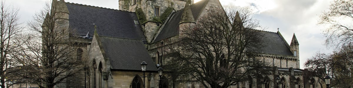 The church dates from the 13th century onwards, and is a large cruciate church which has had extensive restoration and rebuilding. It consists of a 13th century nave with aisles, north and south transepts, central tower, chancel with two bay north and south chapels, a south vestry and south porch. The central tower has two stages and has perpendicular tracery to the windows. There were originally eight bells, but now there are only four. The nave is of six bays with clerestory windows above, the roofs are 19th century.The piers date from the 14th century and is the crossing is dated 1365. The chancel is of three bays with a north Lady Chapel which was added by Bodley in 1906. This was built as a Memorial to Canon James Peter Young. There was originally a mediaeval Chapel here which was demolished around 1720. The stained-glass is by Leonard Evetts. South of the chancel is the Chapel of the resurrection by Sir Charles Nicholson, 1920. There was probably a previous side aisle to the chancel which was Rayner's Chantry from the mid-14th century. The transepts have stained-glass by Hugh Easton. There is a monument to Sir Thomas Haslerton , a 14th century Knight on the west side of the lady Chapel. The east window commemorates Grimsby trawler men lost during World War II, in three lancet windows. The font dates from the 13th century, with a 14th century bowl. Restorations took place in 1858, 1874, 1882 and 1910. During World War II, the church was damaged, particularly the north side and restored by Nicholson in 1950. The organ is located in the west Gallery and is by Walker, 1951.