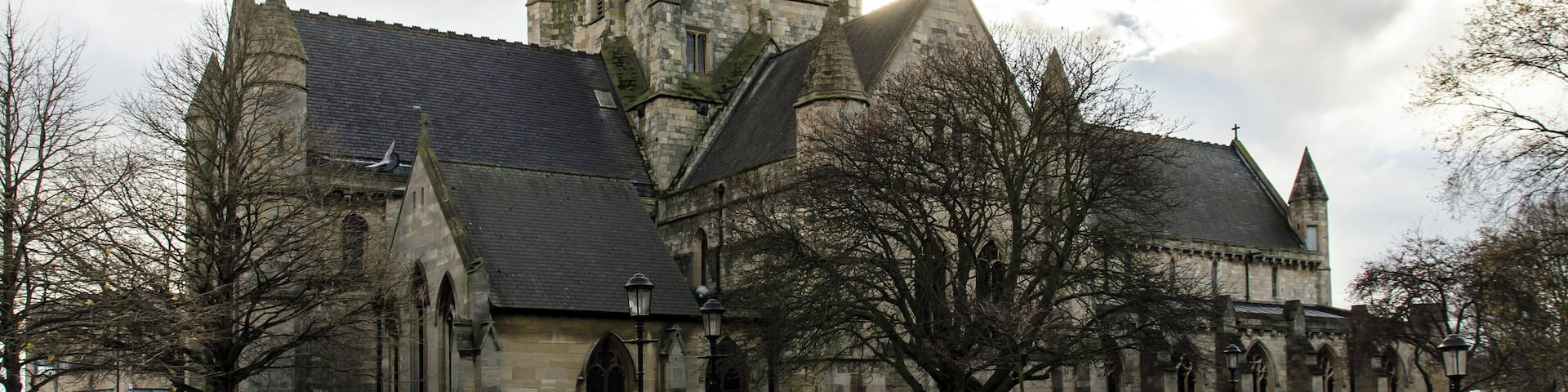 The church dates from the 13th century onwards, and is a large cruciate church which has had extensive restoration and rebuilding. It consists of a 13th century nave with aisles, north and south transepts, central tower, chancel with two bay north and south chapels, a south vestry and south porch. The central tower has two stages and has perpendicular tracery to the windows. There were originally eight bells, but now there are only four. The nave is of six bays with clerestory windows above, the roofs are 19th century.The piers date from the 14th century and is the crossing is dated 1365. The chancel is of three bays with a north Lady Chapel which was added by Bodley in 1906. This was built as a Memorial to Canon James Peter Young. There was originally a mediaeval Chapel here which was demolished around 1720. The stained-glass is by Leonard Evetts. South of the chancel is the Chapel of the resurrection by Sir Charles Nicholson, 1920. There was probably a previous side aisle to the chancel which was Rayner's Chantry from the mid-14th century. The transepts have stained-glass by Hugh Easton. There is a monument to Sir Thomas Haslerton , a 14th century Knight on the west side of the lady Chapel. The east window commemorates Grimsby trawler men lost during World War II, in three lancet windows. The font dates from the 13th century, with a 14th century bowl. Restorations took place in 1858, 1874, 1882 and 1910. During World War II, the church was damaged, particularly the north side and restored by Nicholson in 1950. The organ is located in the west Gallery and is by Walker, 1951.