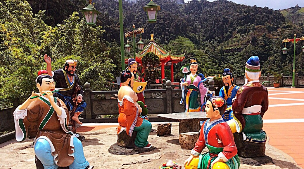 Chin Swee means Clear Water in the Hokkien dialect of the Chinese language. Since my visit here about a decade ago the temple has changed from an "ugly duckling" to a "beautiful swan". Locals travelling to the holiday resort Genting Highland usually stop here.