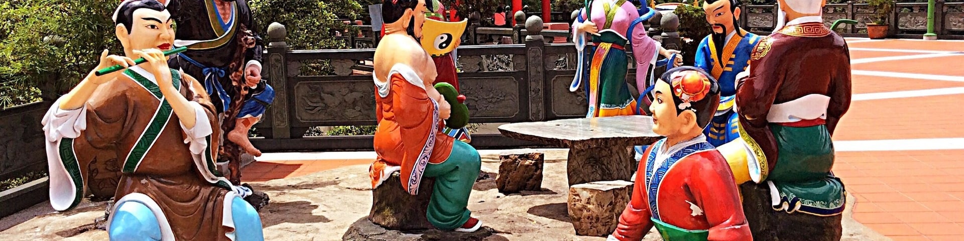 Chin Swee means Clear Water in the Hokkien dialect of the Chinese language. Since my visit here about a decade ago the temple has changed from an "ugly duckling" to a "beautiful swan". Locals travelling to the holiday resort Genting Highland usually stop here.