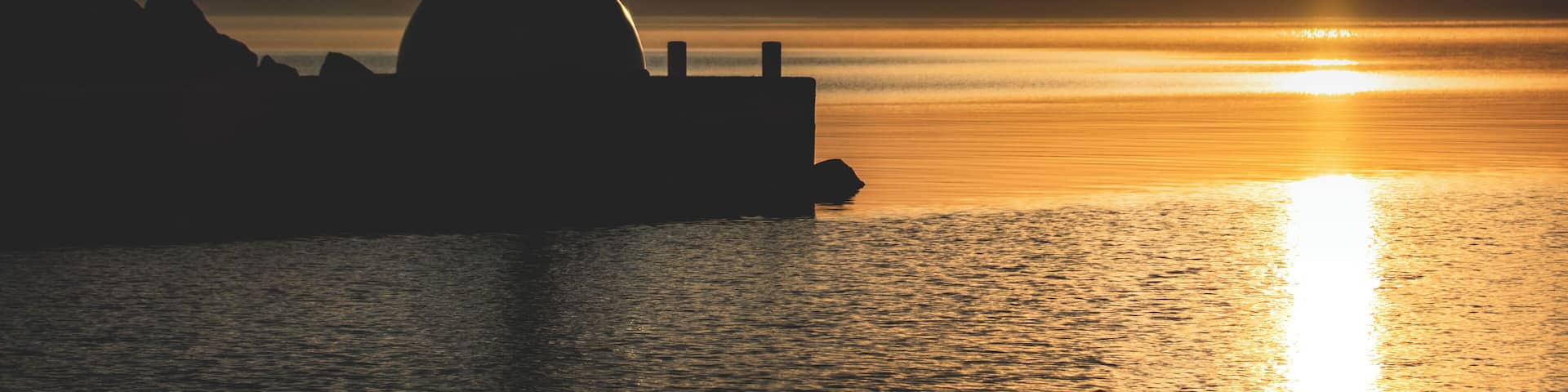 Beautiful place to start the day and enjoy some sunrise photography. Domsand is marina with beaches on both sides by the lake Vättern.