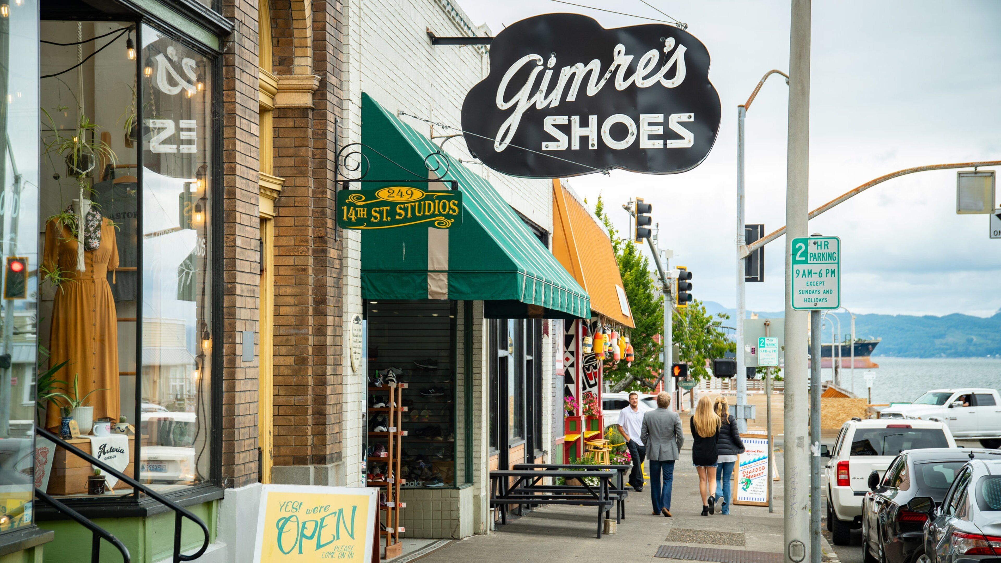 Astoria showing street scenes and signage
