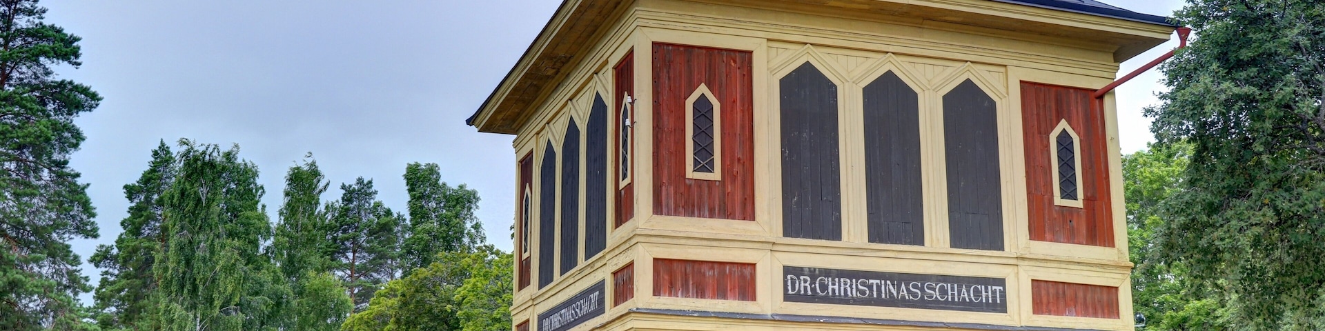 A brick building with a sign reading "DR CHRISTINAS SCHACHT".