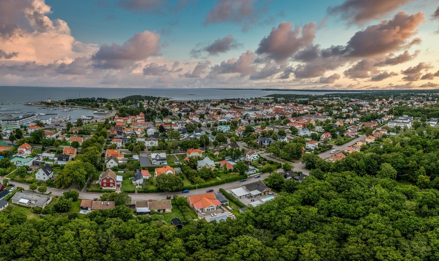 En kuststad med tättbebyggda områden, en småbåtshamn och en stor vattenyta.