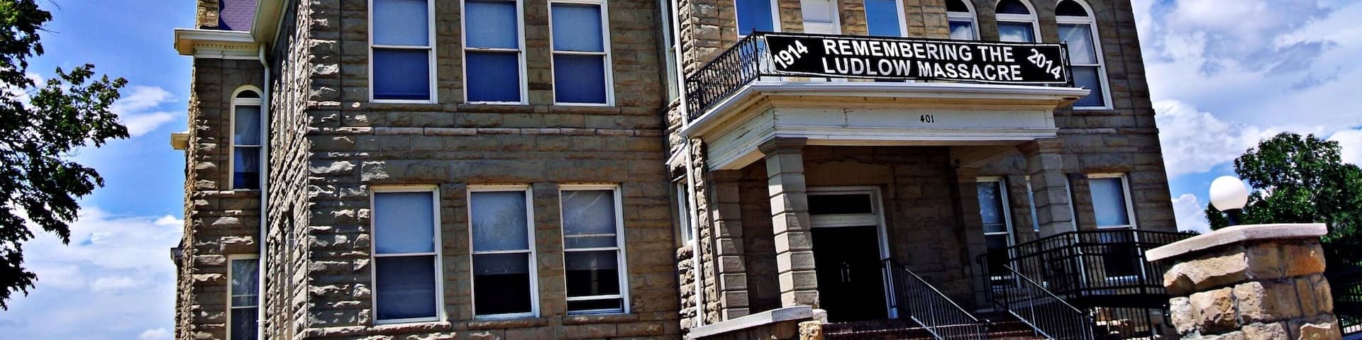 Courthouse built in 1904. Behind the courthouse is the jail, which was built in 1896 and held Bob Ford.