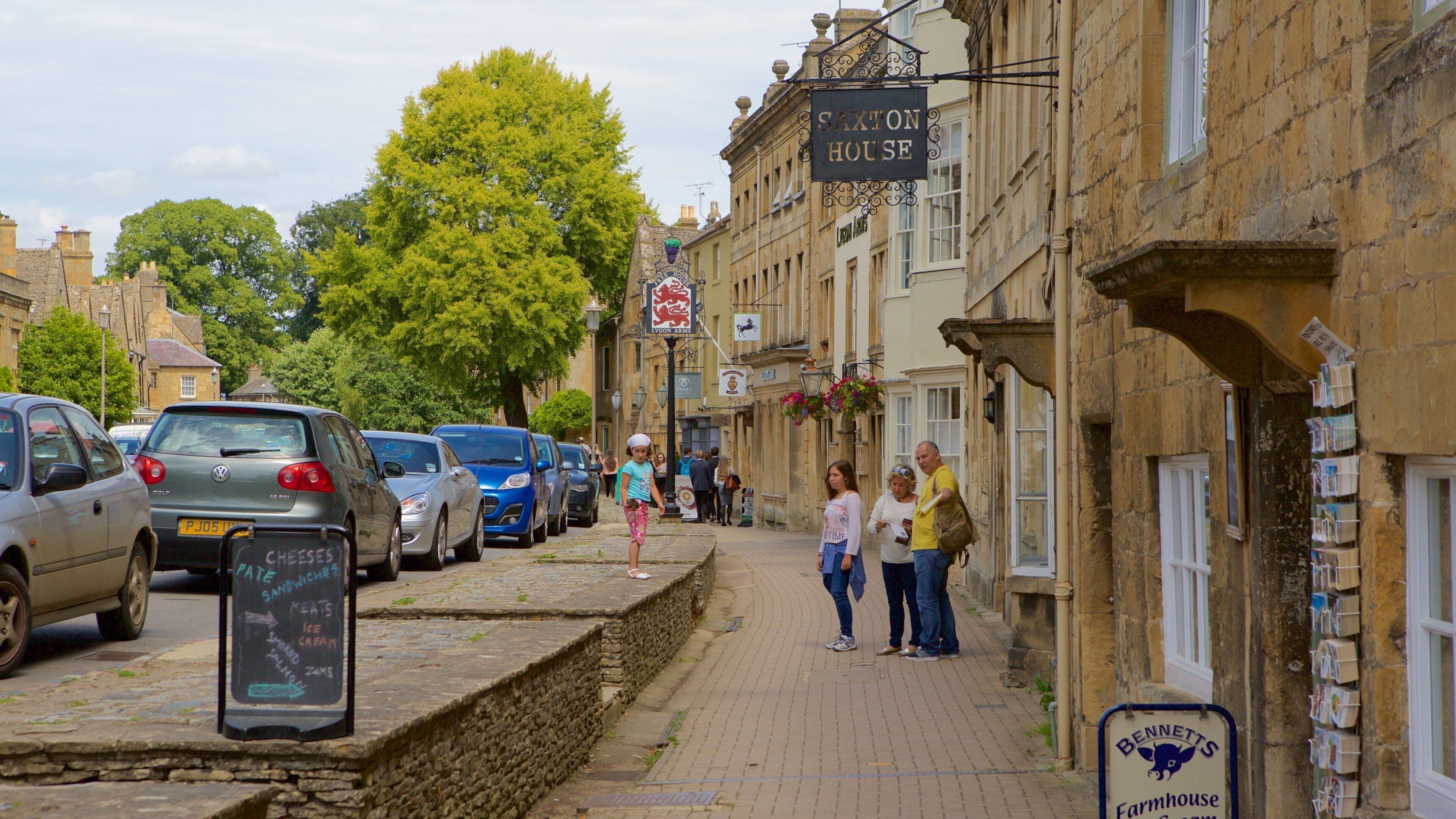 Chipping Campden fasiliteter samt skilt, gatescener og liten by eller landsby
