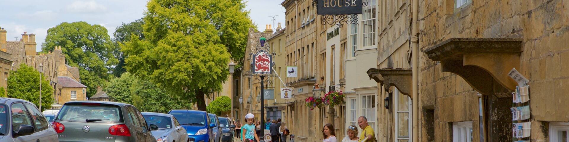 Chipping Campden showing a small town or village, signage and street scenes