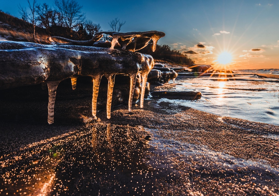Cilindros de hielo en una formación rocosa al atardecer.