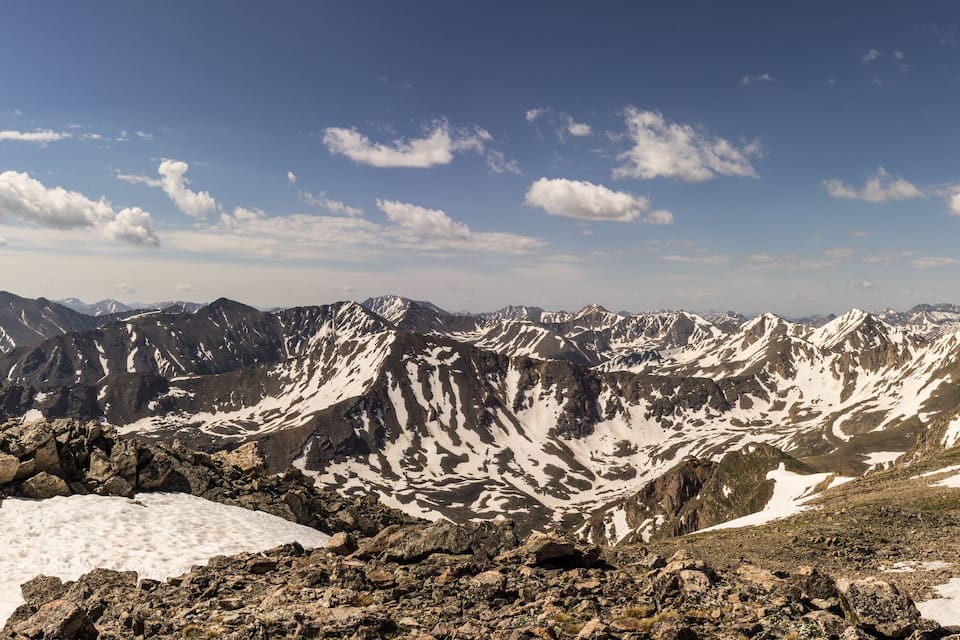 Una serralada amb cims nevats i un terreny rocos.