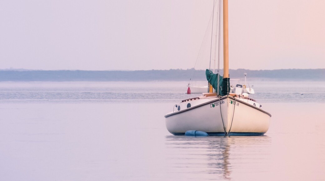 Nice beach, picnic tables.
Park done the street if you don't have the Darien Beach sticker.