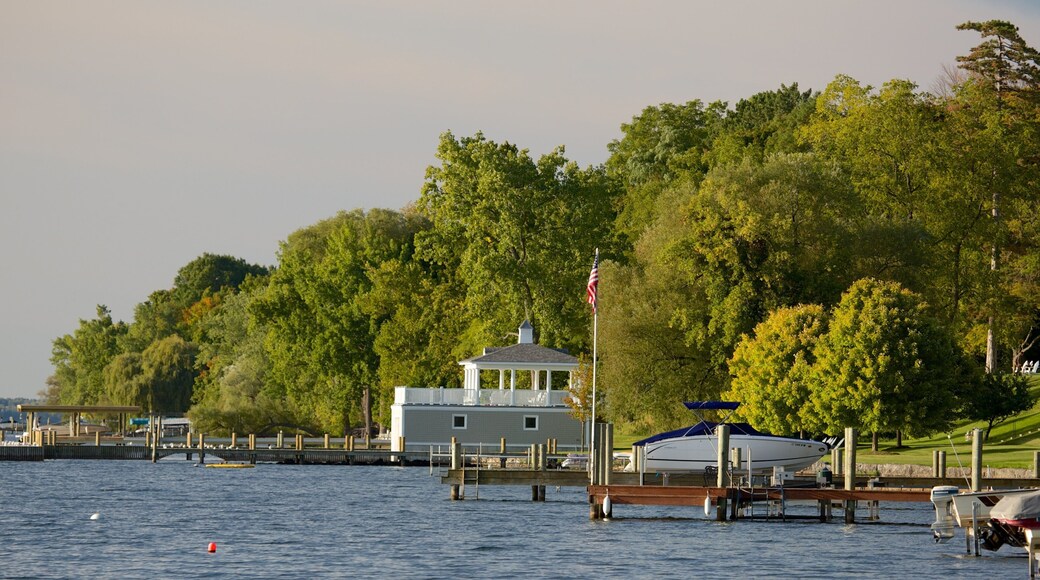 Aurora mostrando un lago o laguna, una bahía o un puerto y un parque