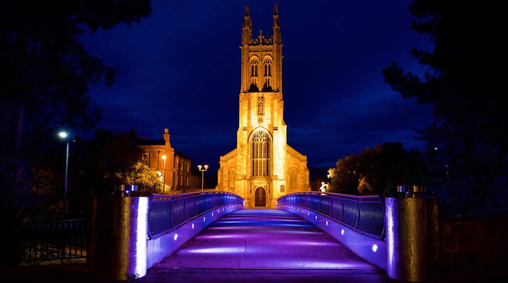 Derby som omfatter en bro, natteliv og historiske bygningsværker
