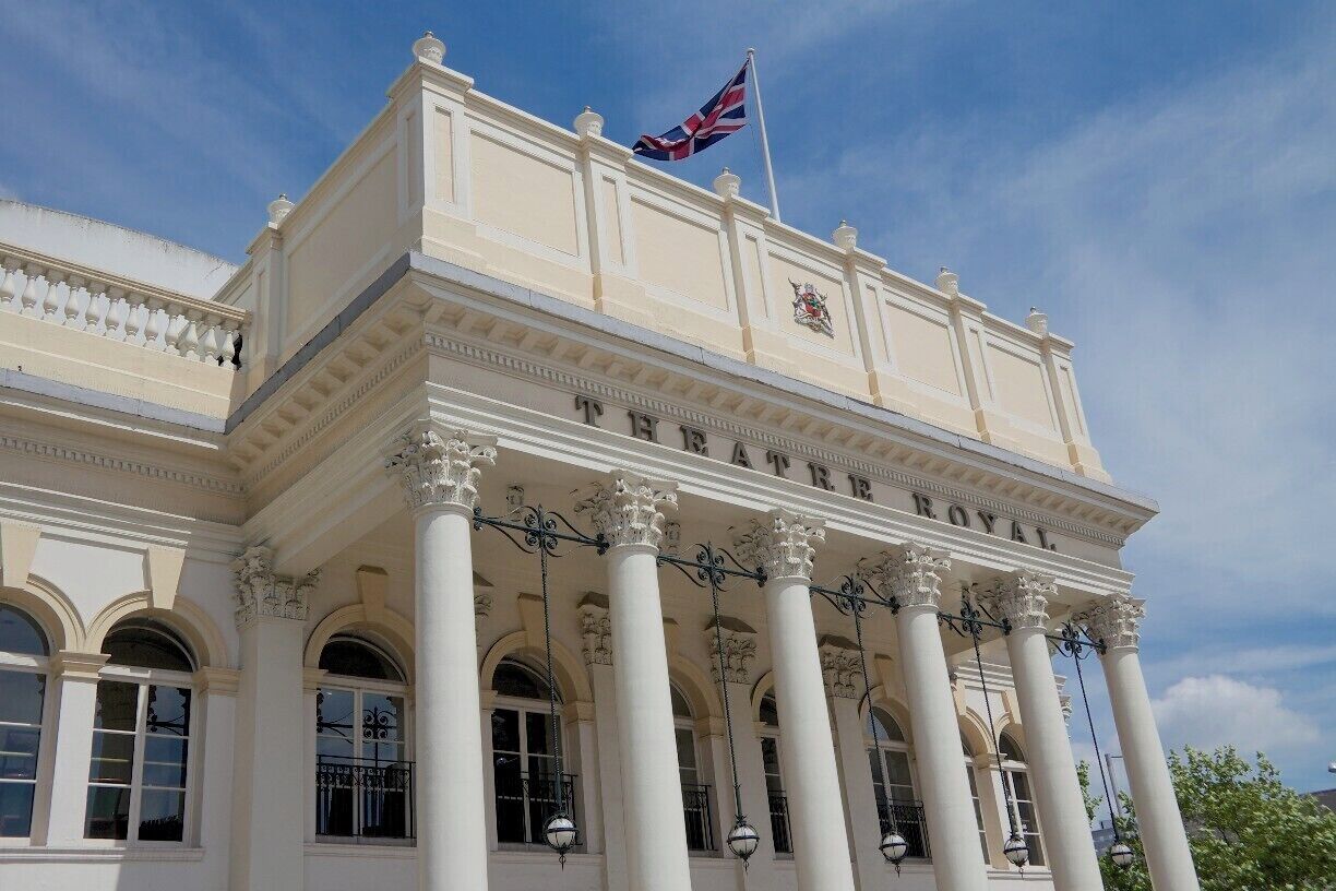 The Theatre Royal, is part of the city's Royal Centre, which also incorporates the Nottingham Royal Concert Hall. 

The Theatre Royal attracts major touring dramas, opera, ballet, West End musicals and an annual pantomime.