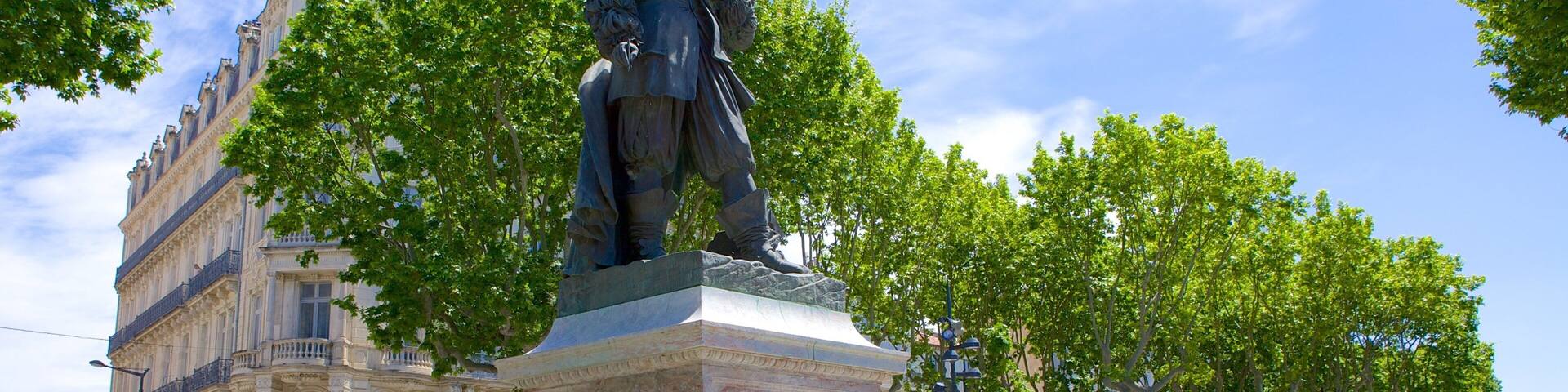 Beziers showing a memorial, a garden and a statue or sculpture