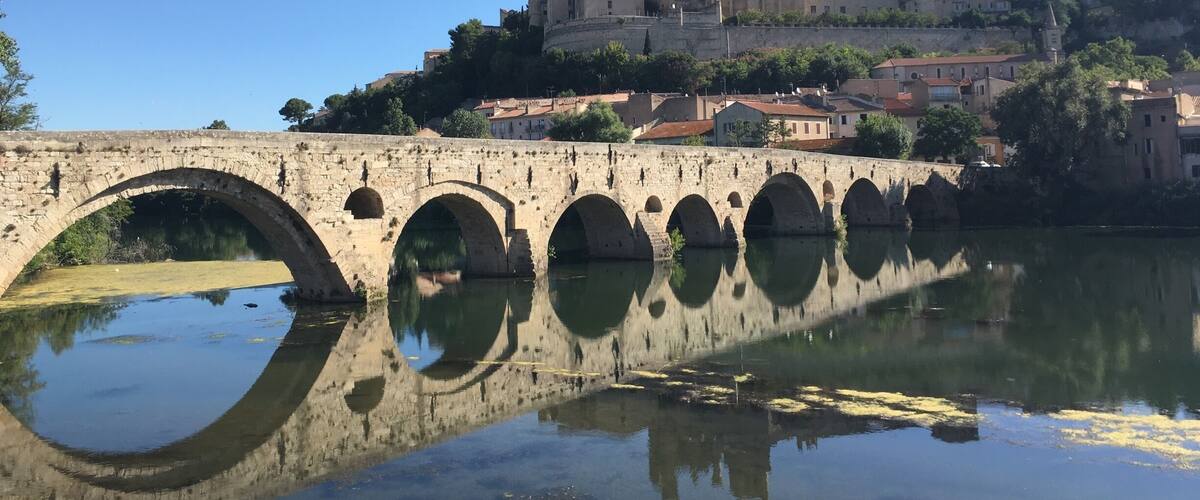 La Cathédrale St Nazaire surplombe le pont vieux et l'Orb