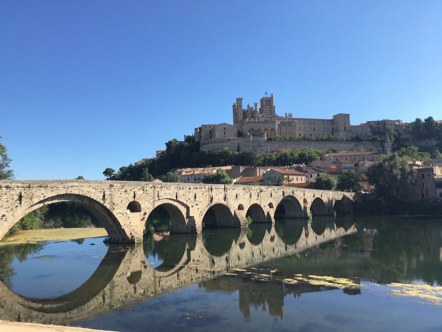La Cathédrale St Nazaire surplombe le pont vieux et l'Orb