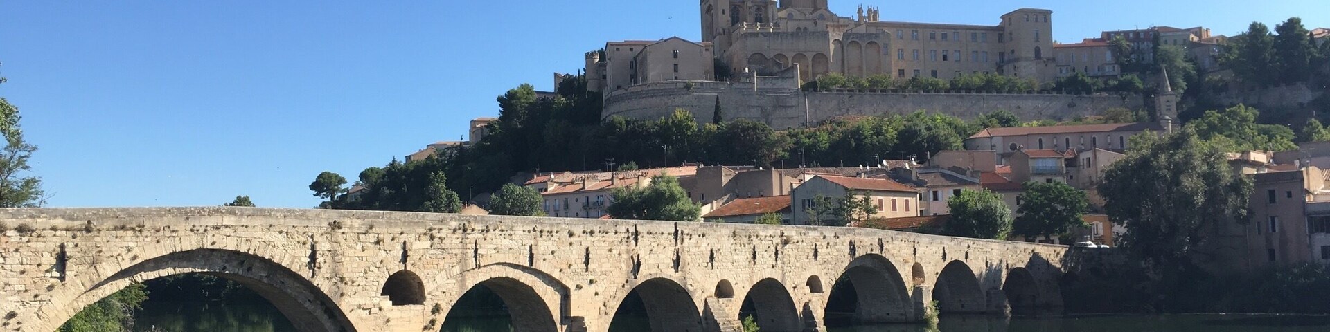 La Cathédrale St Nazaire surplombe le pont vieux et l'Orb