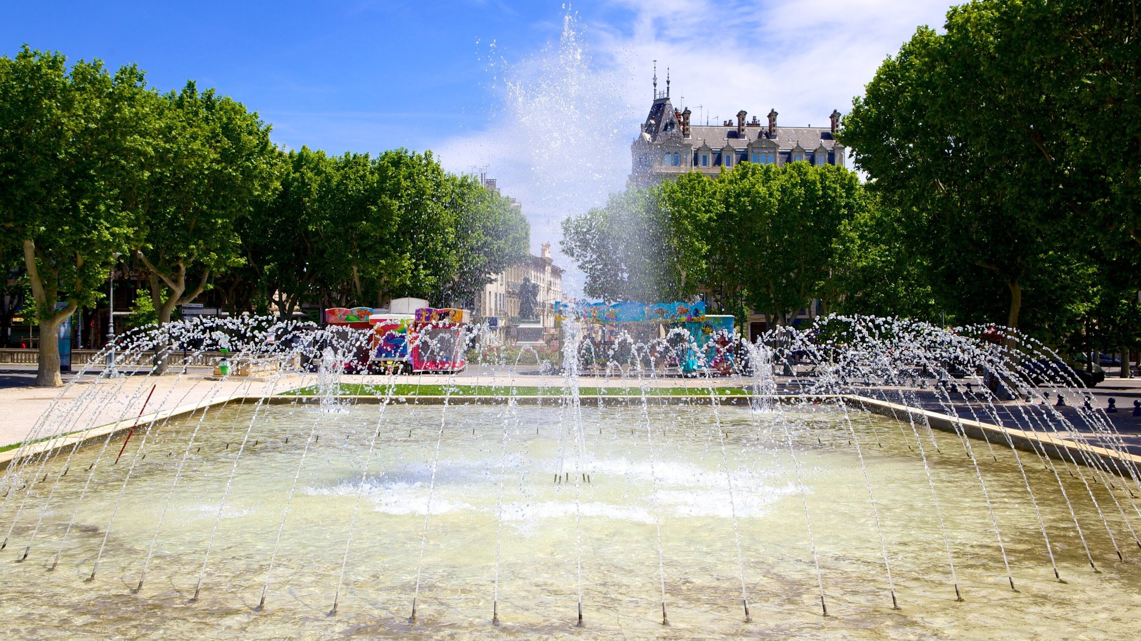 Beziers which includes a fountain