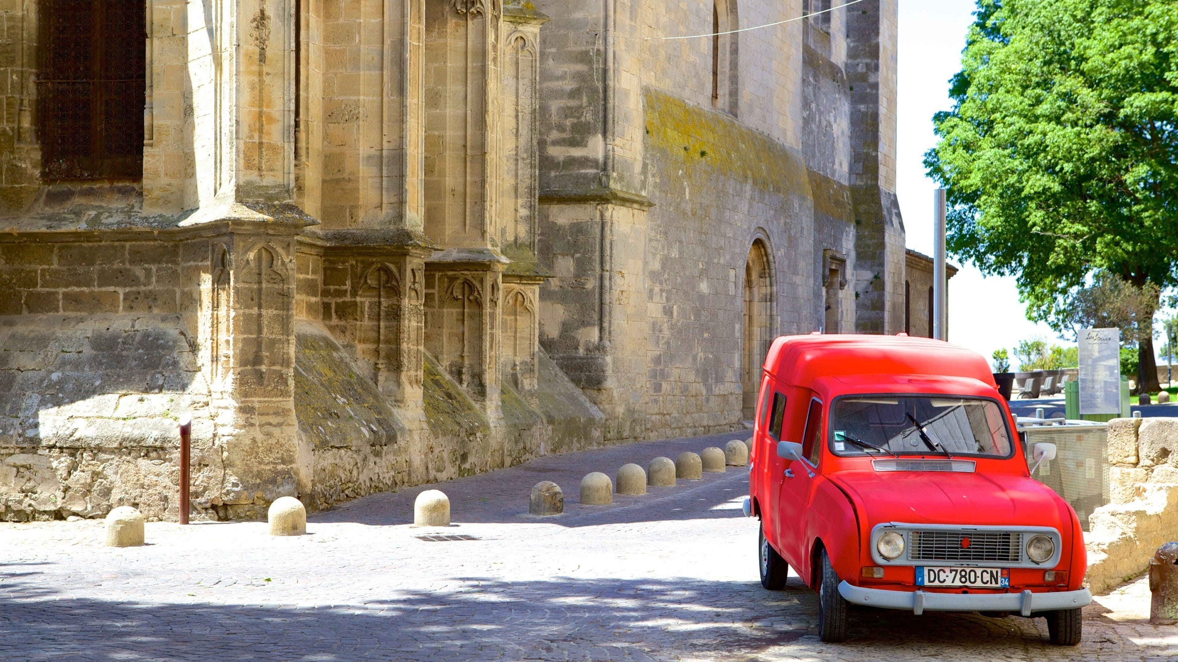 Beziers which includes street scenes and heritage architecture