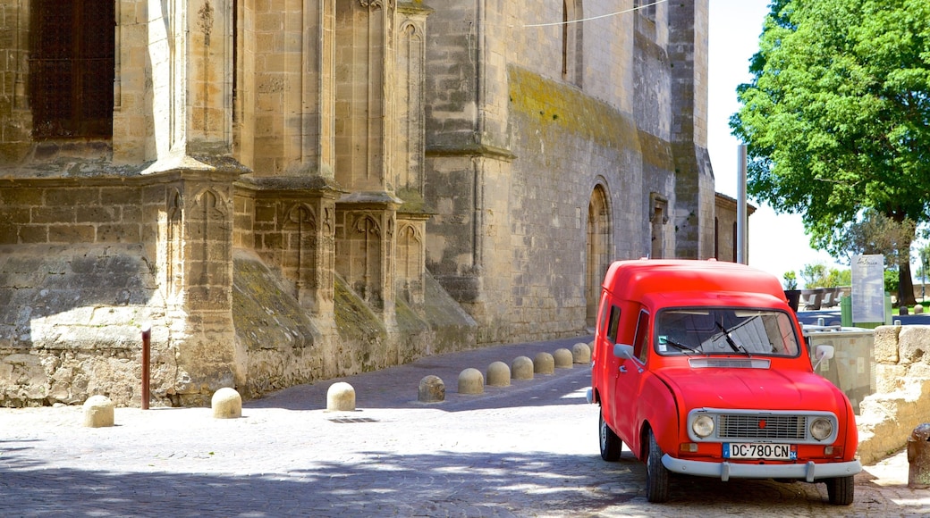 Beziers which includes street scenes and heritage architecture