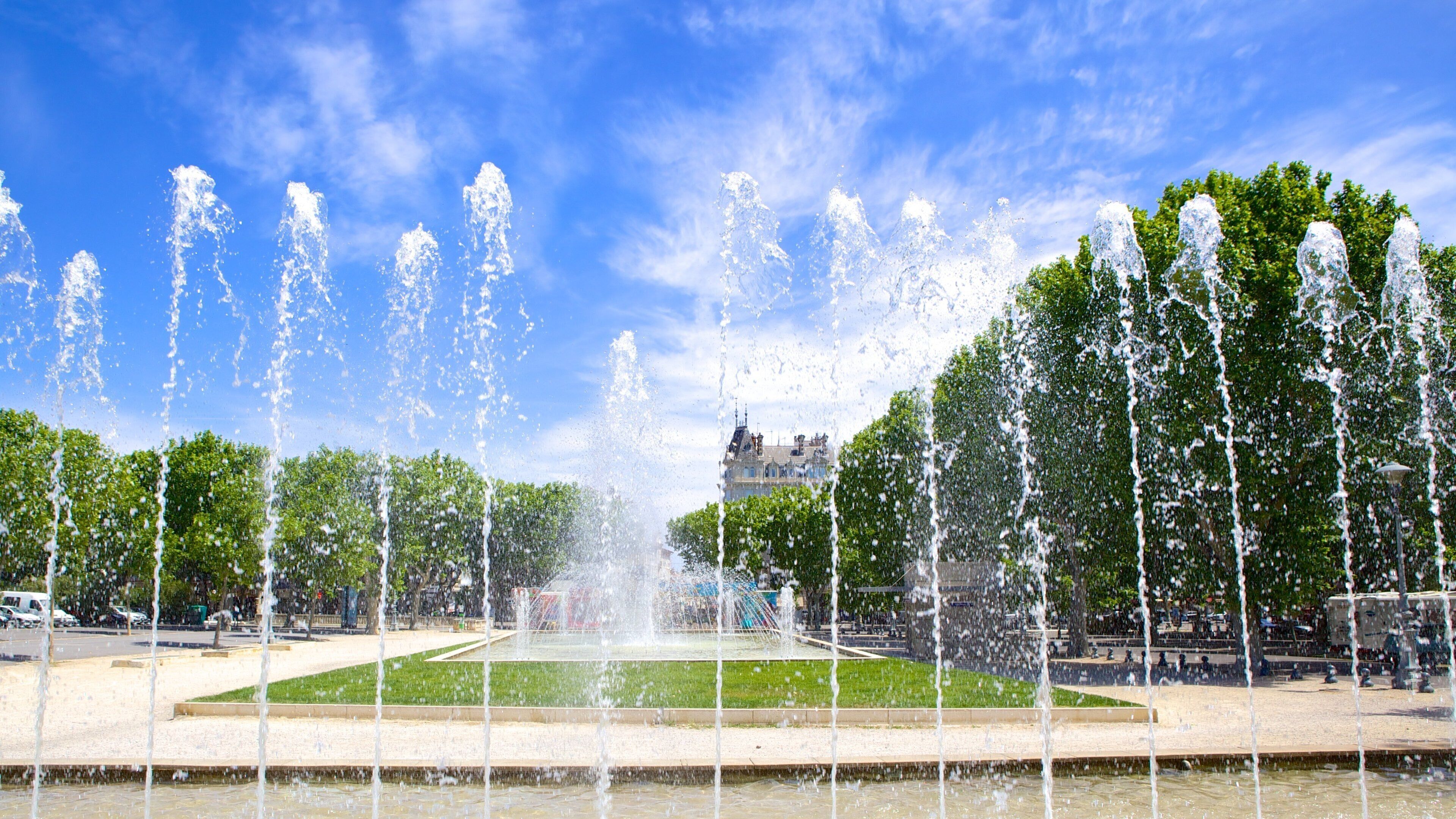 Beziers showing a park and a fountain