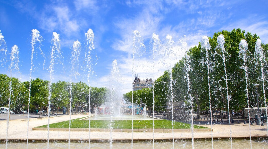 Beziers showing a park and a fountain