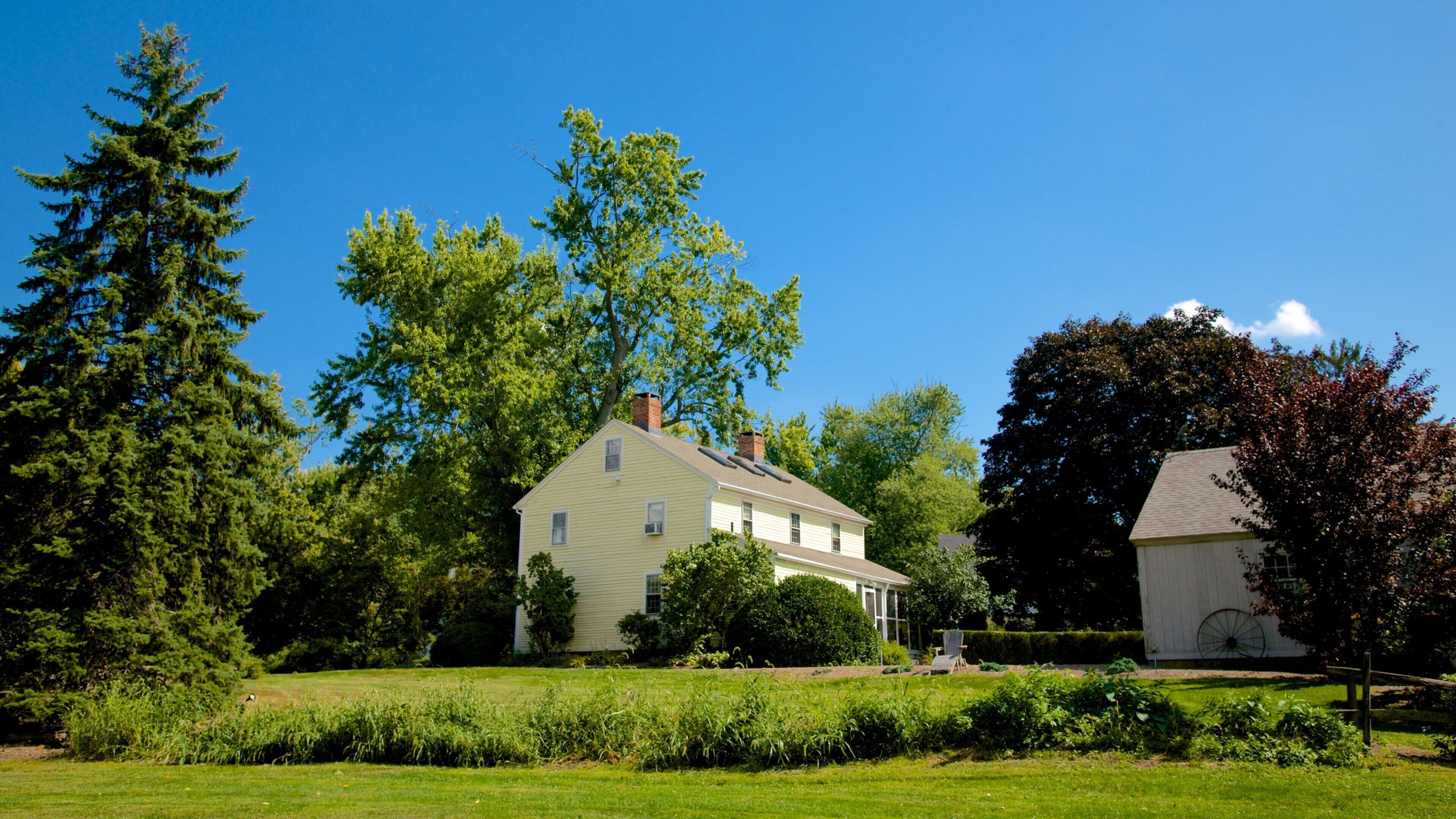 Wethersfield ofreciendo un jardín, patrimonio de arquitectura y una casa