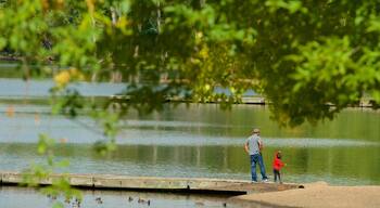 Wethersfield mostrando un lago o laguna y también una familia