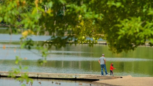 Wethersfield som visar en sjö eller ett vattenhål såväl som en familj