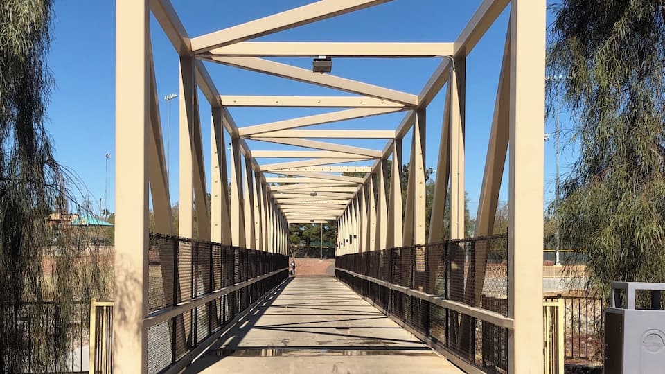 Un ponte pedonale con struttura metallica e percorso pedonale.